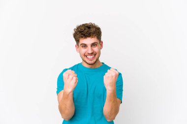 Sarışın, kıvırcık saçlı, beyaz bir adam yalnız, gamsız ve heyecanlı. Zafer konsepti.