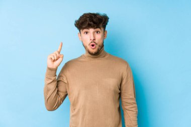 Genç Arap bir adam, yaratıcılık kavramına sahip olmak için kendini soyutlamış..