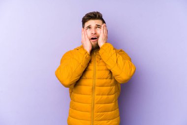 Mor arka planda yalnız genç bir adam sızlanıyor ve ağlıyordu..