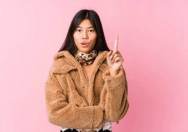 Genç Asyalı kadının harika bir fikri var, yaratıcılık kavramı..