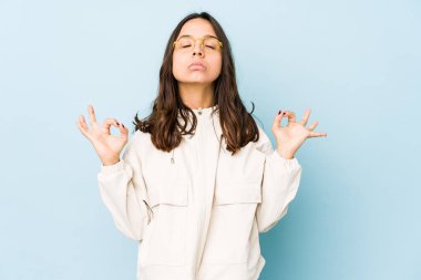 Genç melez İspanyol kadın sıkı çalışma gününden sonra rahatlıyor, yoga yapıyor..