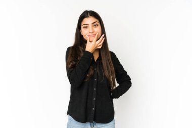 Mor arka planda izole edilmiş genç Hintli kadın iki seçenek arasında şüphe duyuyor.