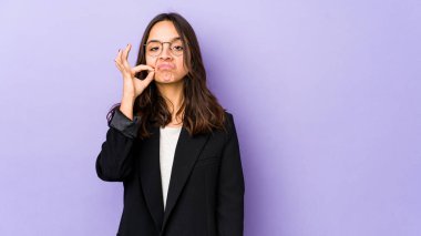 Genç, melez İspanyol kadın dudaklarında parmaklarıyla bir sır saklıyor..