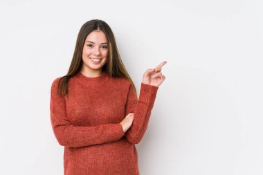 Yalnız poz veren beyaz bir kadın.