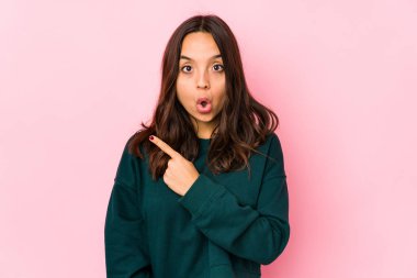 Genç, melez, ispanyol bir kadın.