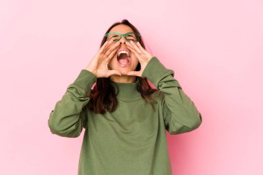 Genç, melez İspanyol kadın yalnız başına bağırıyor..