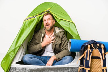 Beyaz arka planda izole edilmiş bir çadırda son sınıf öğrencisi elini göğsüne koyduğunda kahkahalar atıyor..