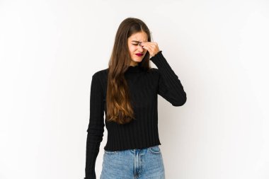 Beyaz arka planda izole edilmiş beyaz bir kadın baş ağrısı çekiyor, yüzüne dokunuyor..