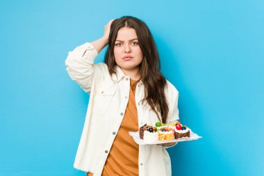 Elinde tatlı bir pasta tutan genç kadın şoka uğruyor, önemli bir toplantıyı hatırladı..