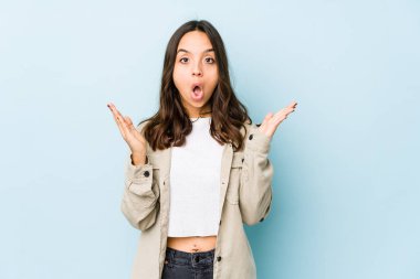 Latin kökenli genç bir kadın şaşırdı ve şok oldu..