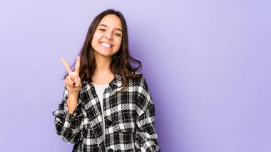 Genç, melez, Latin bir kadın iki numarayı parmaklarıyla gösteriyor..