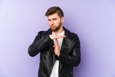 Mor arka planda izole edilmiş genç adam bir mola hareketi gösteriyor..