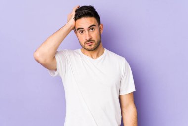 Mor arka planda izole genç beyaz adam şok oldu, o önemli bir toplantı hatırladı.