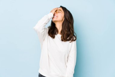 Genç, melez İspanyol kadın gülerek, kaygısızca, doğal duygularla kendini soyutladı..