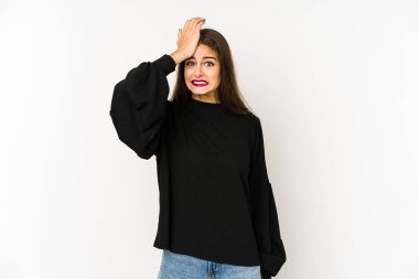 Beyaz arka planda izole edilmiş genç beyaz bir kadın bir şeyi unutuyor. Alnına avuç içi ve gözlerini kapayarak vuruyor..