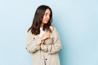 Genç, Latin kökenli, kafası karışmış, kendinden emin olmayan bir kadın..