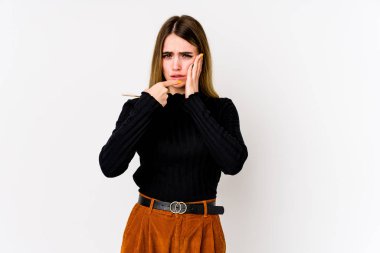 Beyaz arka planda izole genç beyaz kadın güçlü bir diş ağrısı, azıdişi ağrısı var..