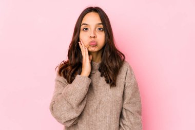 Genç, melez İspanyol kadın yalnız, yanaklara vuruyor, yorgun bir ifade takınıyor. Yüz ifadesi kavramı.