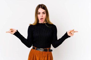 Beyaz arka planda izole edilmiş genç beyaz kadın farklı kopya alanlarını gösteriyor, birini seçiyor, parmaklarıyla gösteriyor.