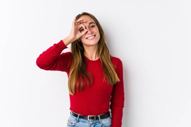 Kafkasyalı genç bir kadın yalnız poz veriyor. Heyecanlı. Gözünü dört aç..