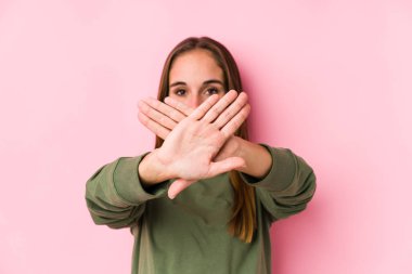 Kafkasyalı genç bir kadın yalnız poz veriyor ve inkar hareketi yapıyor.