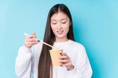 Genç Japon kadın erişte yiyor.