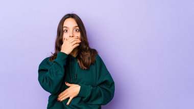 Genç, Latin kökenli, korkmuş ve yalnız bir kadın..