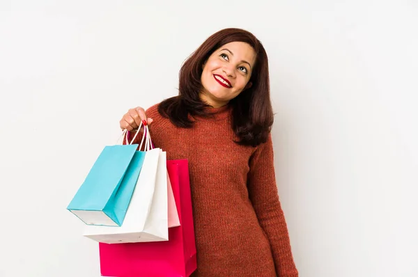 Medelålders Latinamerikansk Kvinna Som Håller Shoppingpåse Isolerad Drömmer Att Uppnå — Stockfoto