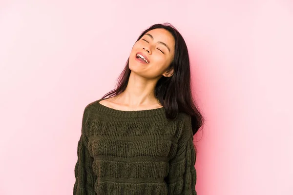 Молодая Китаянка Изолирована Розовом Фоне Расслабленным Счастливым Смехом Шея Растянута — стоковое фото