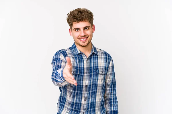 Jovem Loiro Cabelo Encaracolado Caucasiano Homem Isolado Esticando Mão Câmera — Fotografia de Stock