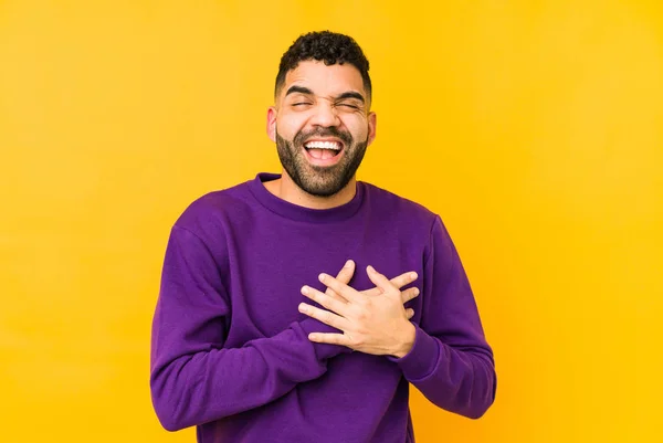 Jovem Mestiço Mestiço Árabe Homem Isolado Rindo Mantendo Mãos Coração — Fotografia de Stock