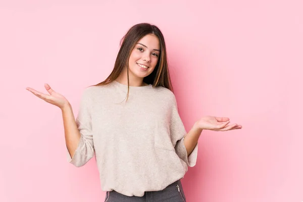 Jonge Blanke Vrouw Poseren Geïsoleerde Twijfelen Schouders Ophalen Ondervraging Gebaar — Stockfoto