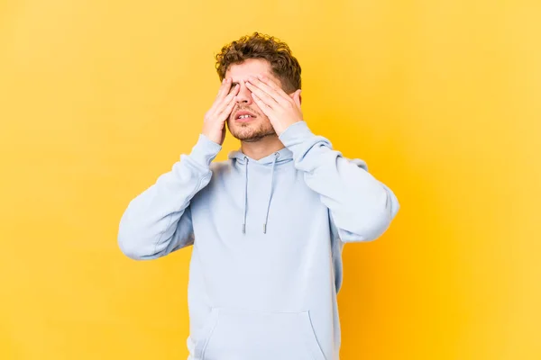 Miedo Cubriendo Los Ojos Con Las Manos — Foto de Stock