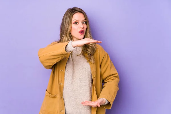 Mujer Joven Caucásica Aislada Sobre Fondo Púrpura Sosteniendo Algo Con — Foto de Stock