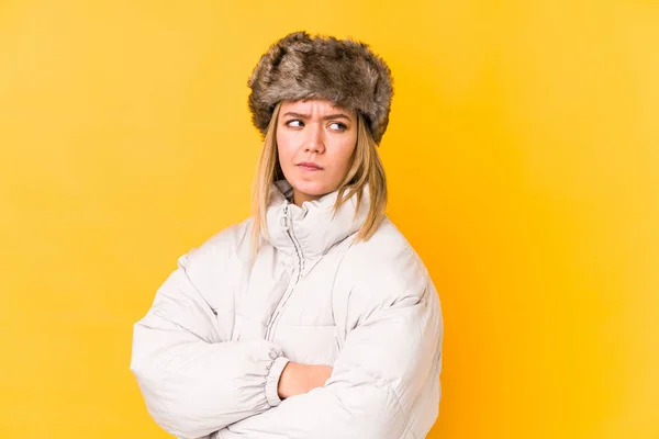 Junge Kaukasische Frau Winterkleidung Vereinzelt Stirnrunzeln Unmut Hält Die Arme — Stockfoto