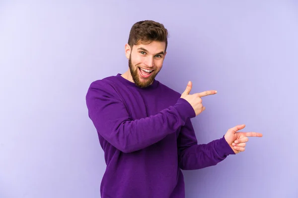 Ung Kaukasisk Man Isolerad Lila Bakgrund Upphetsad Pekar Med Pekfingrar — Stockfoto