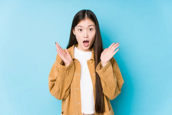 Joven Mujer China Posando Fondo Azul Aislado Sorprendido Sorprendido —  Fotos de Stock