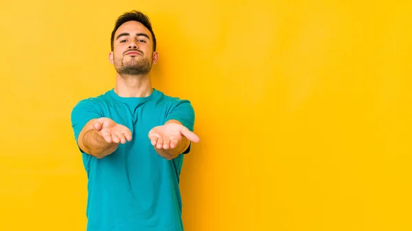 Joven Caucásico Hombre Aislado Amarillo Bakground Plegable Labios Celebración Palmas — Foto de Stock