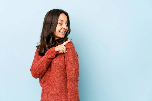 Mujer Hispana Joven Mestiza Aislada Mira Lado Sonriente Alegre Agradable — Foto de Stock