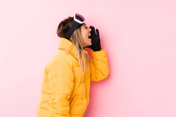 Mulher Branca Jovem Vestindo Uma Roupa Esqui Fundo Rosa Gritando — Fotografia de Stock