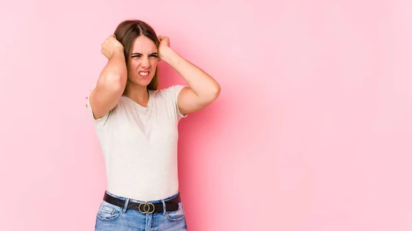 Pembe Arka Planda Izole Edilmiş Genç Beyaz Kadın Kulaklarını Elleriyle — Stok fotoğraf