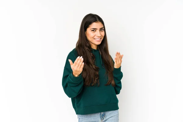 Mujer India Joven Aislada Sobre Fondo Púrpura Señalándote Con Dedo —  Fotos de Stock