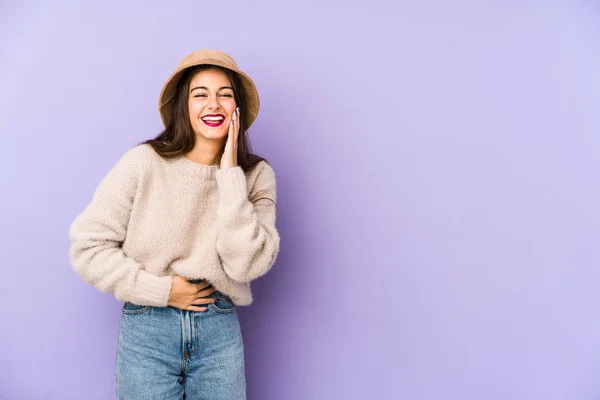 Joven Mujer Caucásica Aislada Sobre Fondo Púrpura Ríe Felizmente Divierte — Foto de Stock