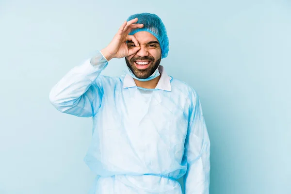 Mladý Chirurg Latin Muž Izolovaný Mladý Dexcited Vedení Gesto Oko — Stock fotografie