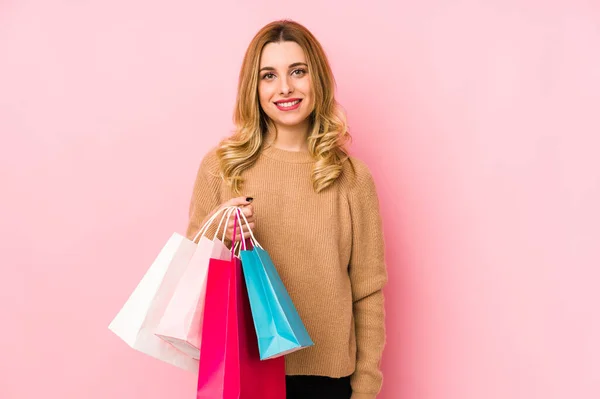 Ung Blond Kvinna Håller Shoppingväskor Isolerade Glad Leende Och Glad — Stockfoto