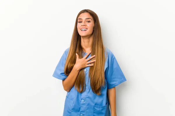 Νεαρή Λευκή Νοσοκόμα Γελάει Δυνατά Κρατώντας Χέρι Στο Στήθος — Φωτογραφία Αρχείου