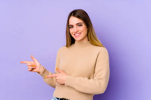 Молодая Белая Женщина Изолированная Фиолетовом Фоне Взволнована Указывая Указательными Пальцами — стоковое фото