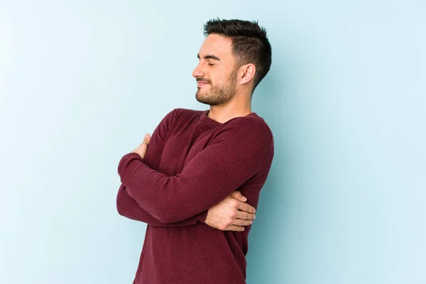 Jonge Blanke Man Geïsoleerd Blauwe Achtergrond Knuffels Glimlachend Zorgeloos Gelukkig — Stockfoto