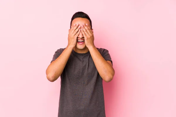 Hombre Latino Yooung Posando Fondo Rosado Cubre Los Ojos Con —  Fotos de Stock
