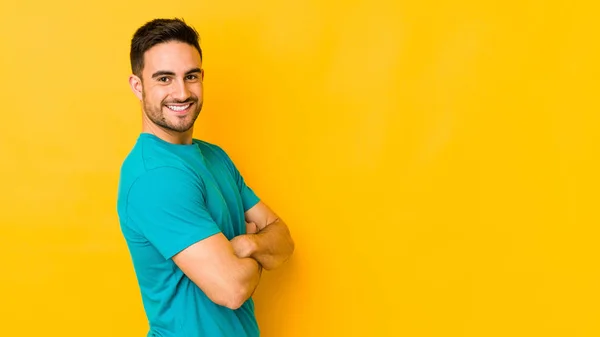 Jonge Blanke Man Geïsoleerd Gele Bakgrond Gelukkig Glimlachend Vrolijk — Stockfoto